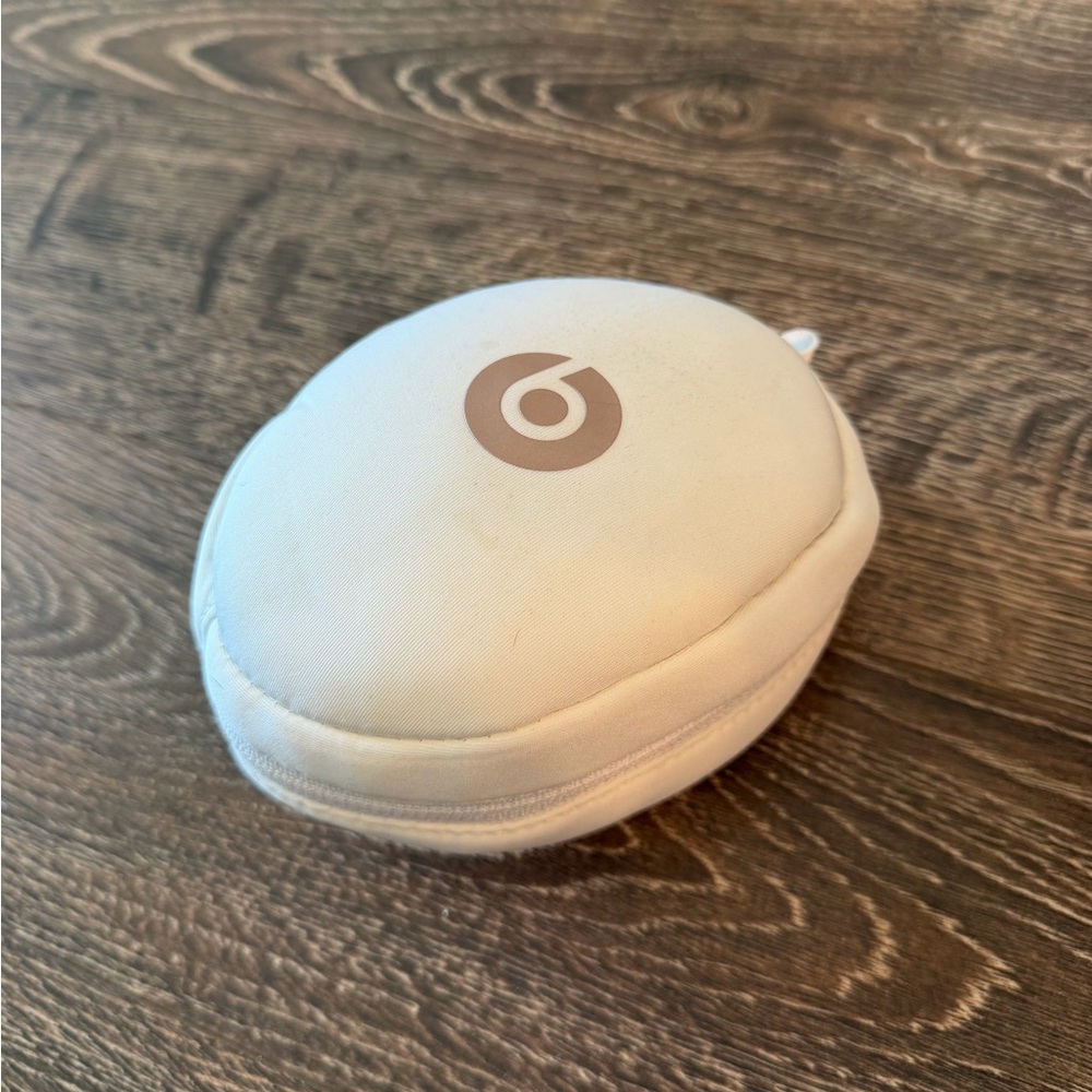 Beats Rose Gold Wireless Headphones - Picture 5 of 5